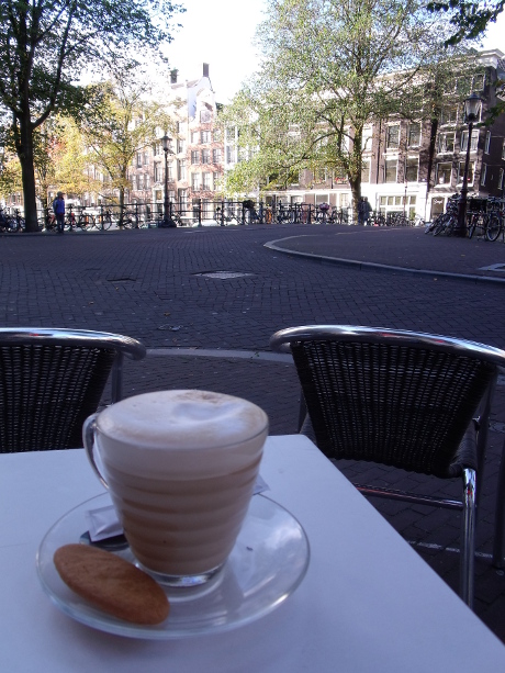 Koffie verkeerd (caffe latte) in Amsterdam